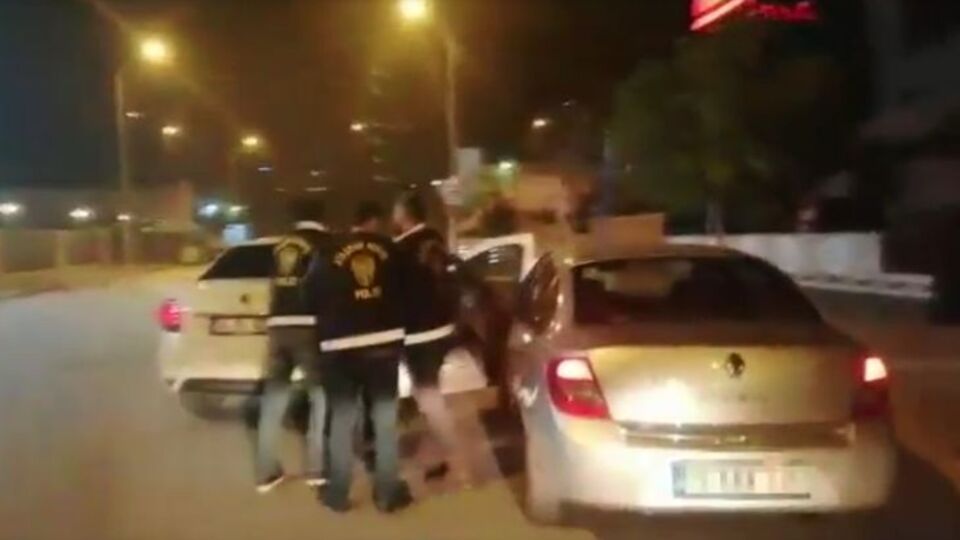Polis, silah satıcısının önünü böyle kesti