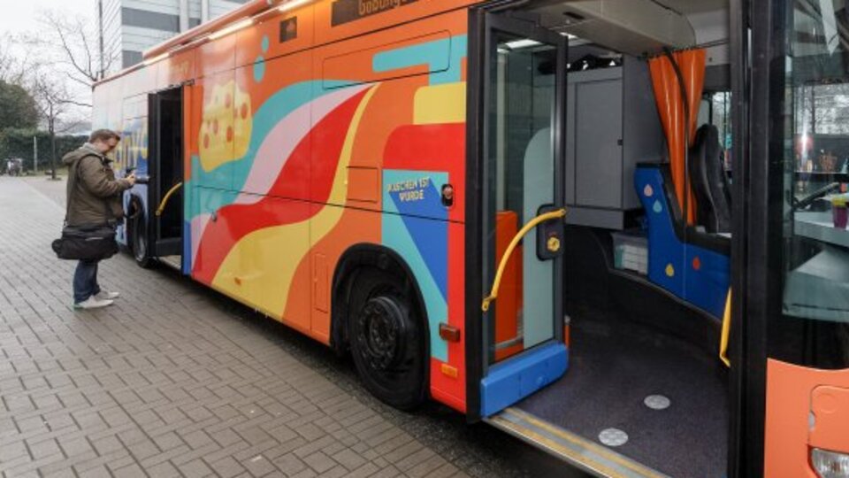 Evsizlere 'duş otobüsü'