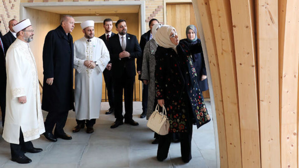 İlk ziyaretçi Emine Erdoğan