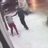 Genç kızı tekme tokat dövdü!