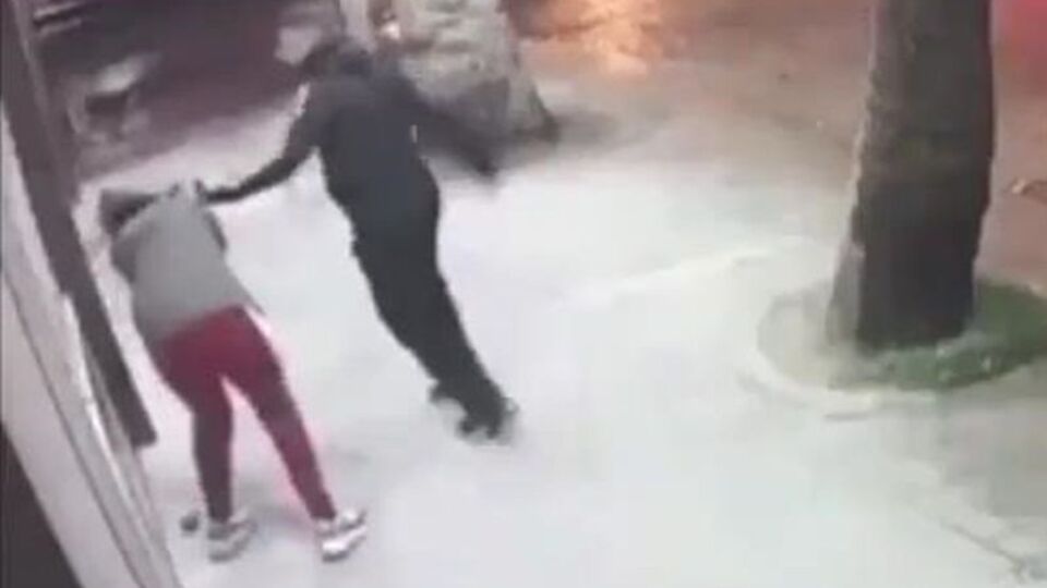 Genç kızı tekme tokat dövdü!