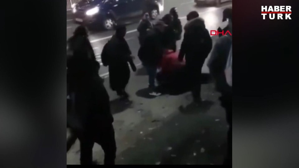Müslüman kıza ırkçı saldırı