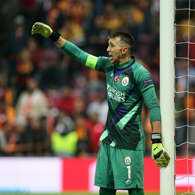 Muslera duvar ördü!