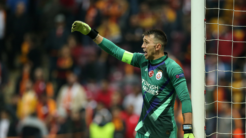 Muslera duvar ördü!