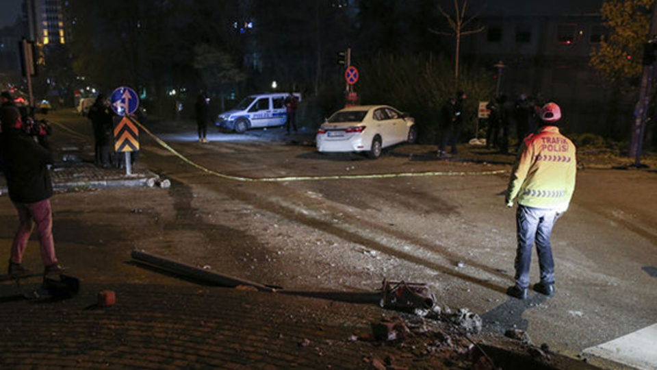Otomobil polis aracına çarptı: 2'si polis 3 yaralı