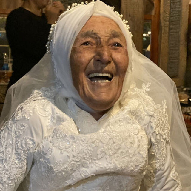 70 yıllık gelinlik hayali! Hem oynadı hem söyledi!