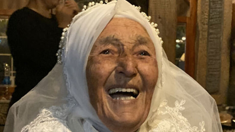 70 yıllık gelinlik hayali! Hem oynadı hem söyledi!