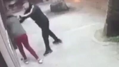 Sokakta sevgilisi darp etti! Şikayetçi olmadı!