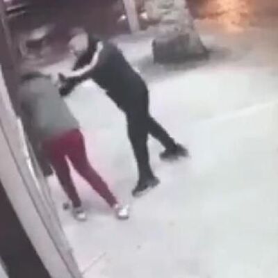 Sokakta sevgilisi darp etti! Şikayetçi olmadı!