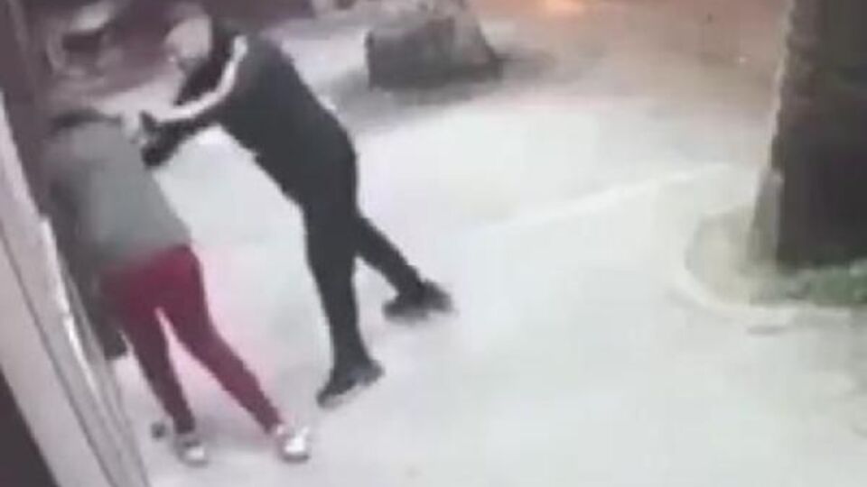 Sokakta sevgilisi darp etti! Şikayetçi olmadı!