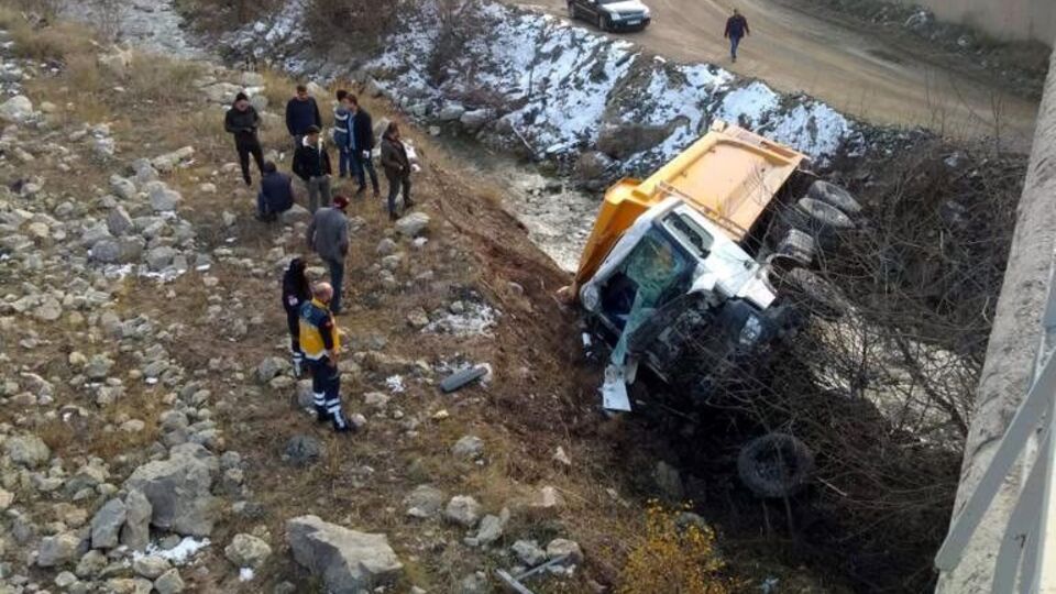 Hafriyat kamyonu köprüden düştü!