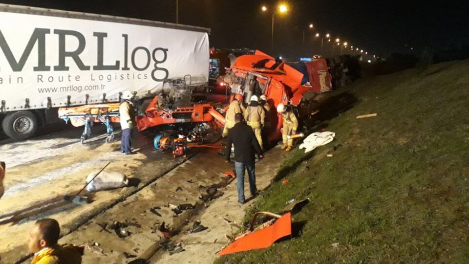 TEM'de TIR kamyona çarptı! 1 ölü, 1 yaralı