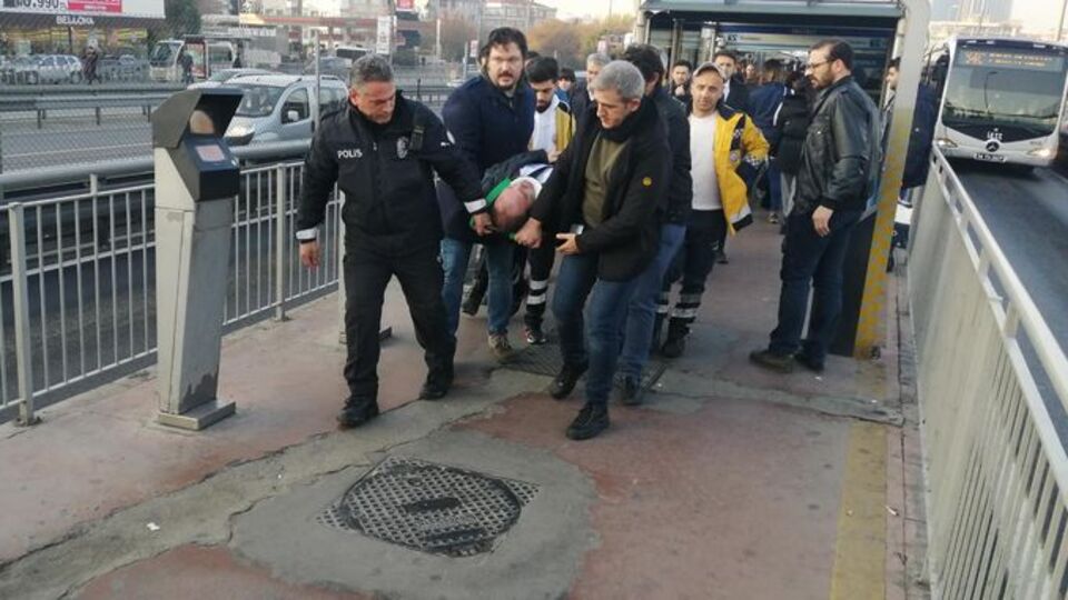 Metrobüs yola düşen kişiye çarptı!