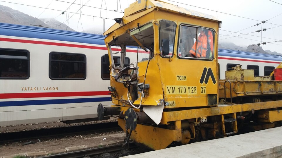 Tren rayında kaza: 1 ölü 3 yaralı