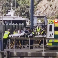 Turistlerin gezdiği yanardağ patladı