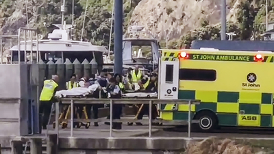 Turistlerin gezdiği yanardağ patladı