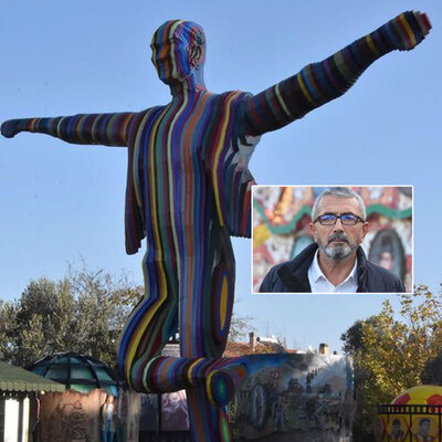 Rengarenk Atatürk heykeli tartışması!