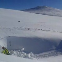 Kayıp dağcılara ait olduğu düşünülen baton bulundu