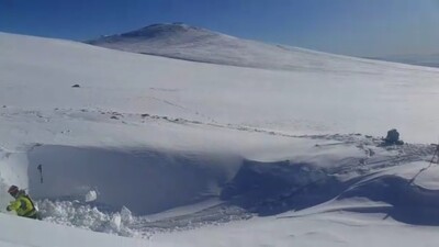 Kayıp dağcılara ait olduğu düşünülen baton bulundu