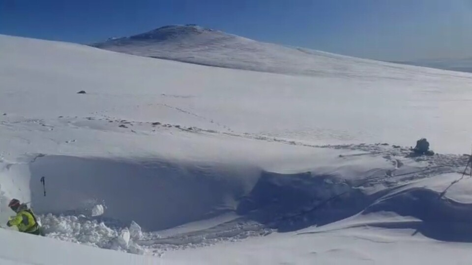 Kayıp dağcılara ait olduğu düşünülen baton bulundu