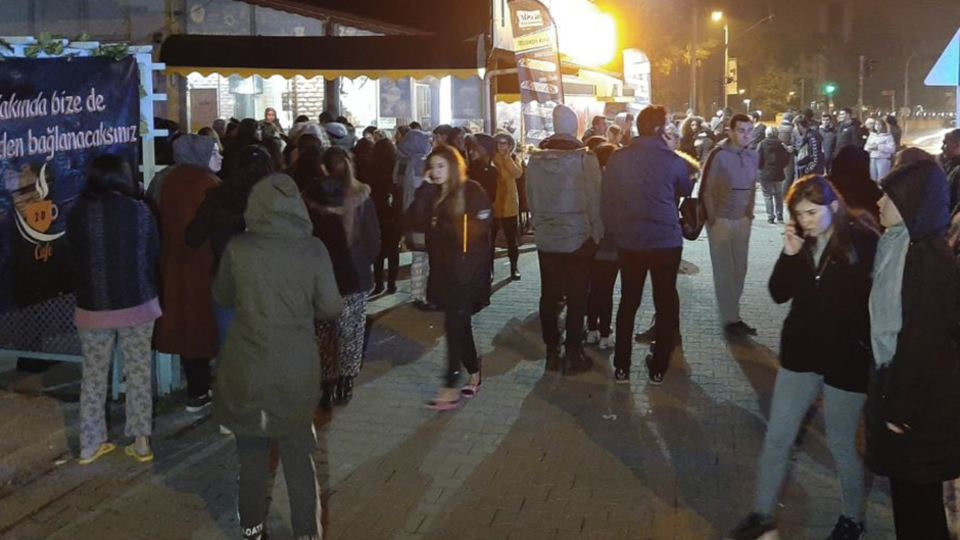 Balıkesir'de deprem nöbeti! Halk geceyi sokakta geçirdi