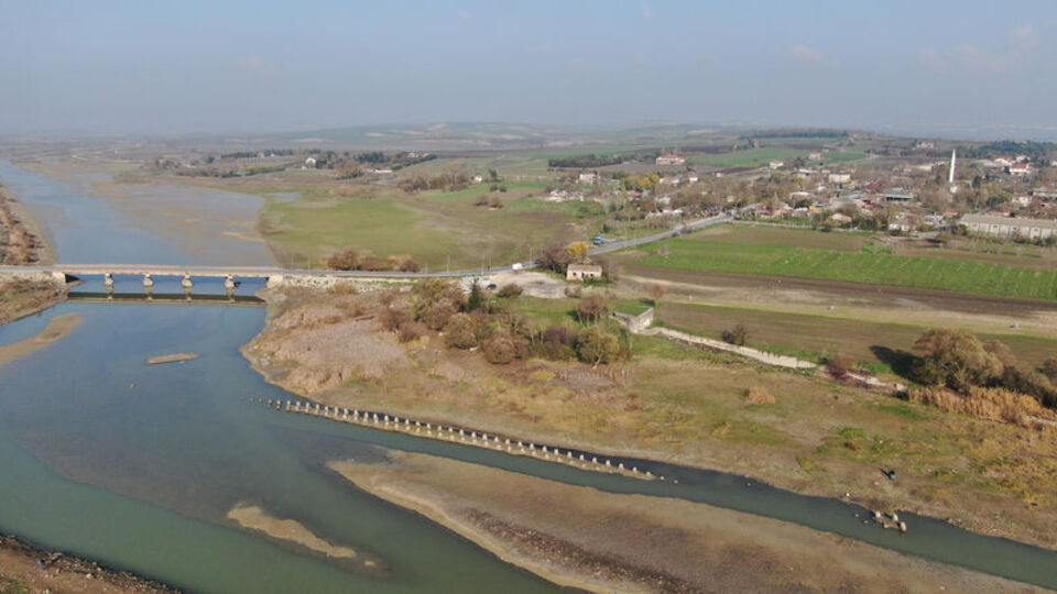 Burası Büyükçekmece... Sular çekilince gözüktü!