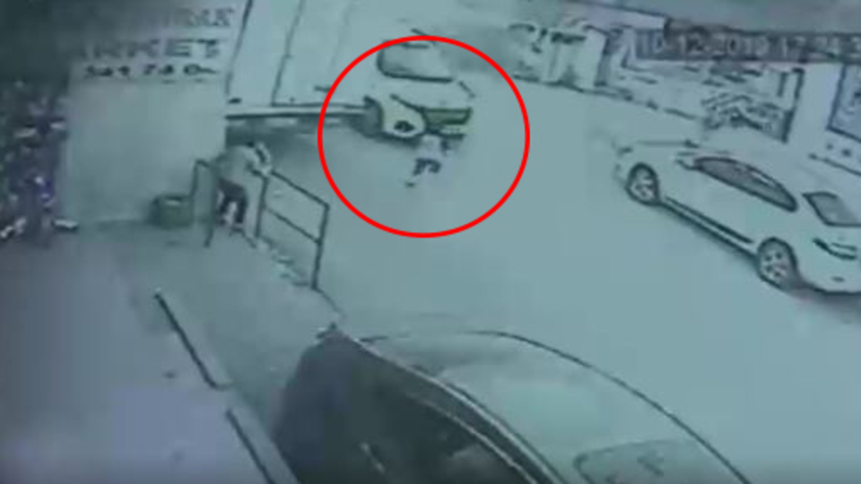 Minik kızın mucize kurtuluşu kamerada!