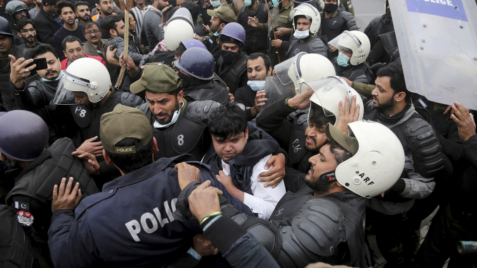 Pakistan'da hastane baskını: 3 ölü