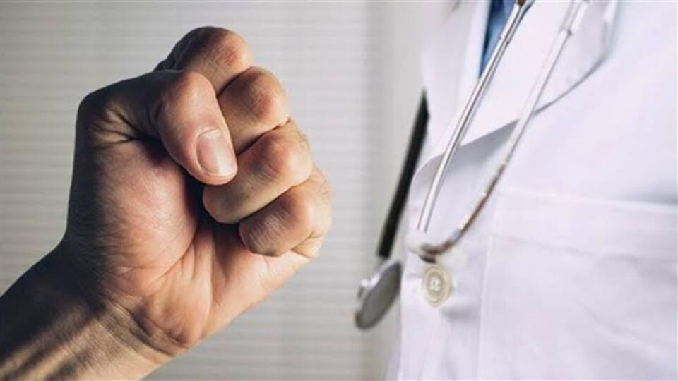 Doktorun parmağını kırmışlardı! Tutuklandılar