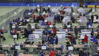 Boris Johnson tek başına iktidar