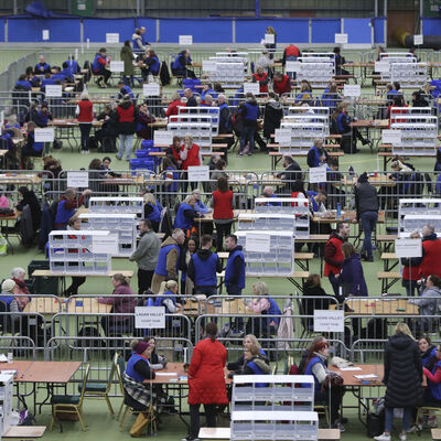 Boris Johnson tek başına iktidar