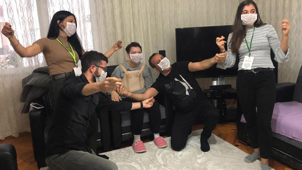 Kanseri yenen hayranı için çiftetelli oynadı