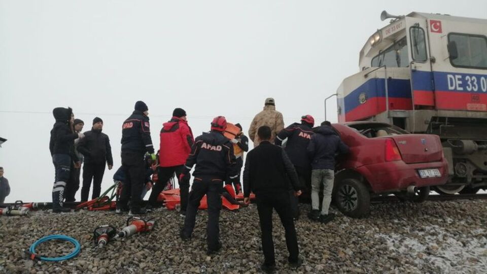 Yük treni otomobile çarptı: 3 ölü!