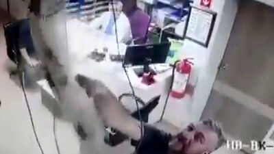 Olay yeri: Trabzon! Tavandan doktorun önüne düştü!