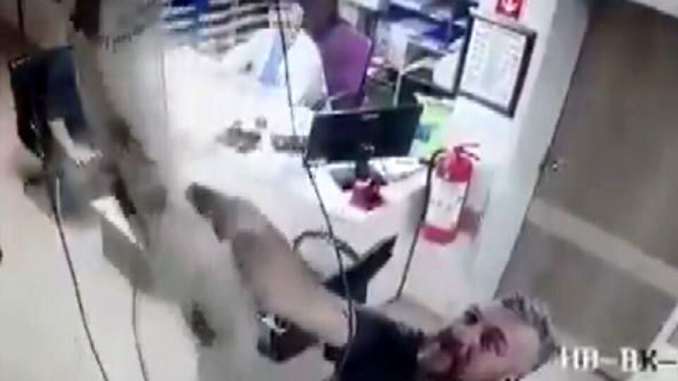 Olay yeri: Trabzon! Tavandan doktorun önüne düştü!