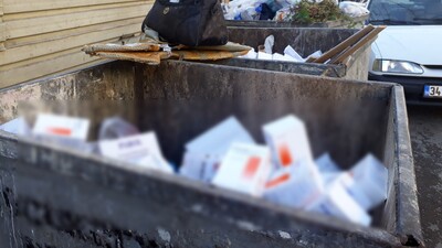 Çöp konteynerinde yüzlerce kutu ilaç!