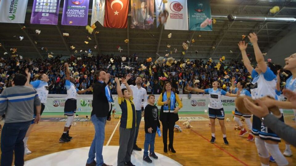 Sahaya binlerce oyuncak atıldı