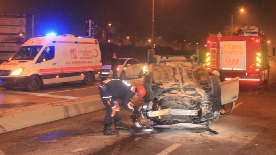 Fatih'te şüpheli aracı kovalayan polis kazaya karıştı