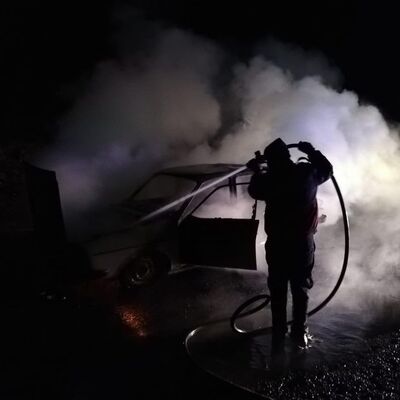 Yanan otomobilde can verdi!