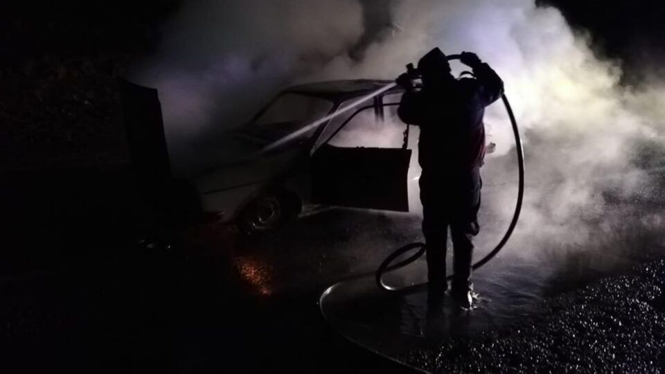 Yanan otomobilde can verdi!