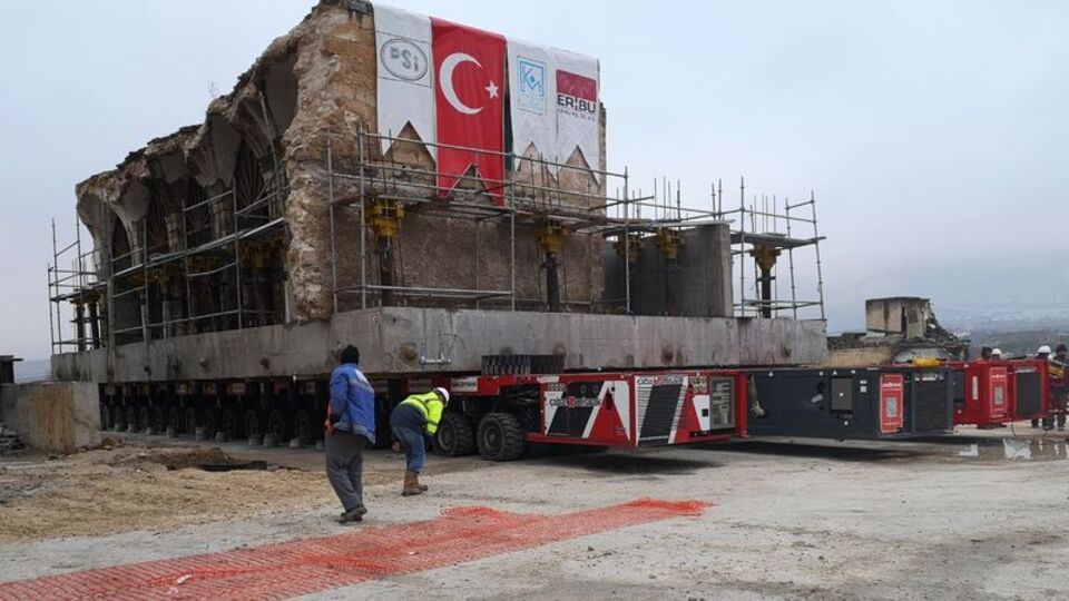 Tam 1700 ton! O eser de taşınıyor!