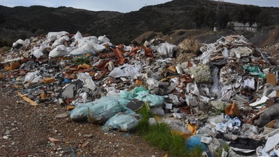 Kaçak moloz dökülen alanda asbest çıktı!