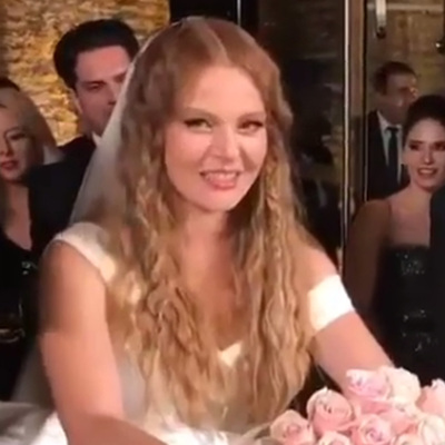 Evlendiler! Ünlü oyuncu hamile mi?