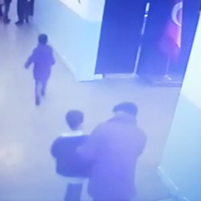 Minik Mert anlatmaya çalışmış ama...