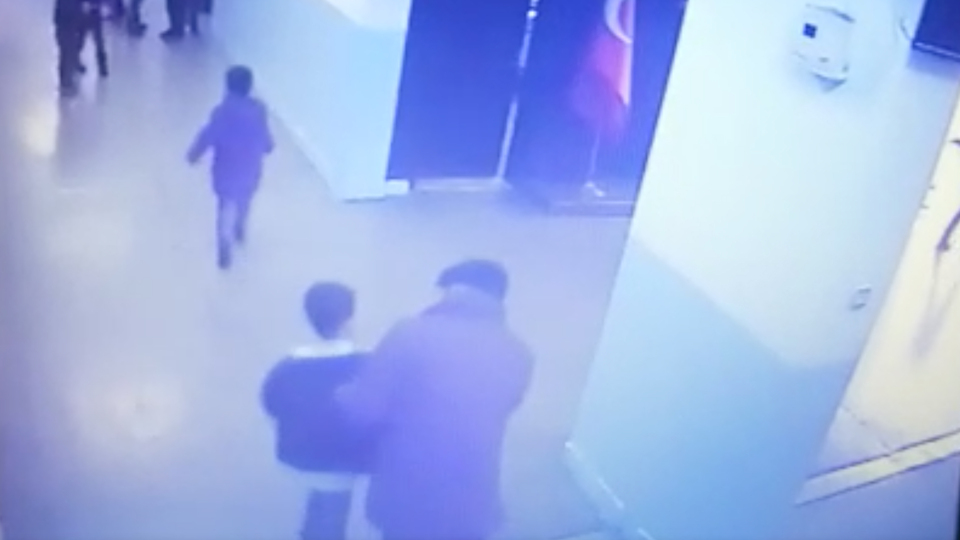 Minik Mert anlatmaya çalışmış ama...