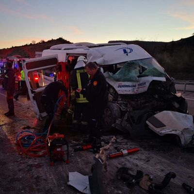 Can pazarı! İşçi minibüsü vinçle çarpıştı!