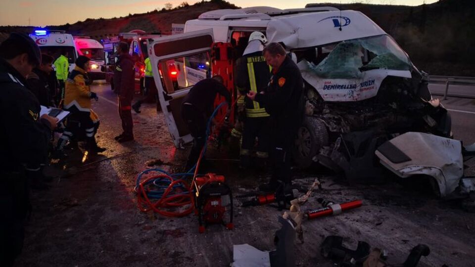 Can pazarı! İşçi minibüsü vinçle çarpıştı!