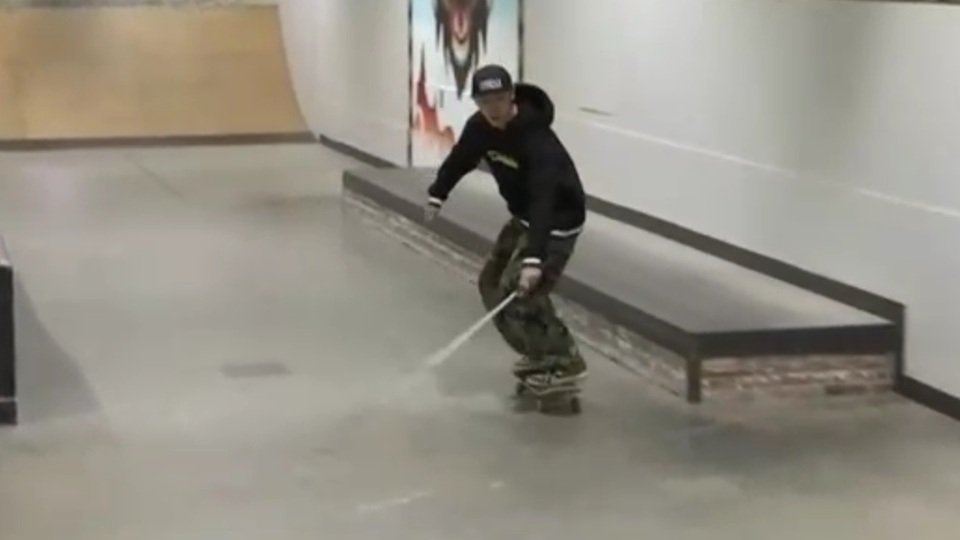 Görme engelli kaykaycı