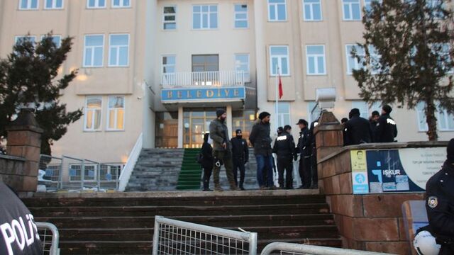 Varto'da görevden alınan HDP'lilere terör gözaltısı