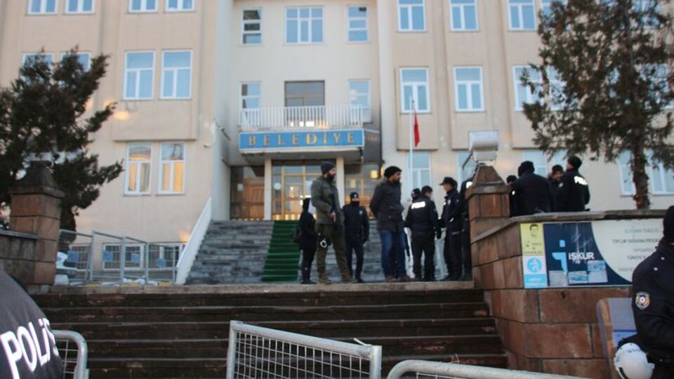 Varto'da görevden alınan HDP'lilere terör gözaltısı